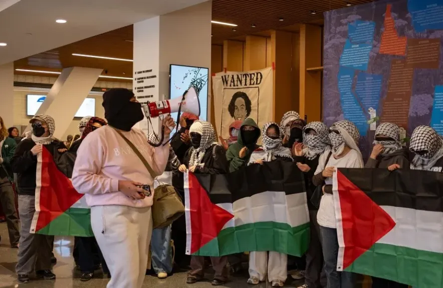 اقتحام مكتبة جامعة كولومبيا وتحويلها إلى ”منطقة الدكتور أبو صفية المحررة” دعمًا لغزة - فيديو