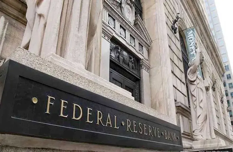 الاحتياطي الفيدرالي الأمريكي يثبت سعر الفائدة، مع توقعات بحدوث تضخم 2025