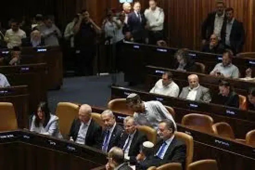 انقسام حاد وتظاهرات بالآلاف.. إسرائيل على صفيح ساخن بسبب عزل المستشارة القضائية ومحاولات تمرير قانون إعفاء الحريديم
