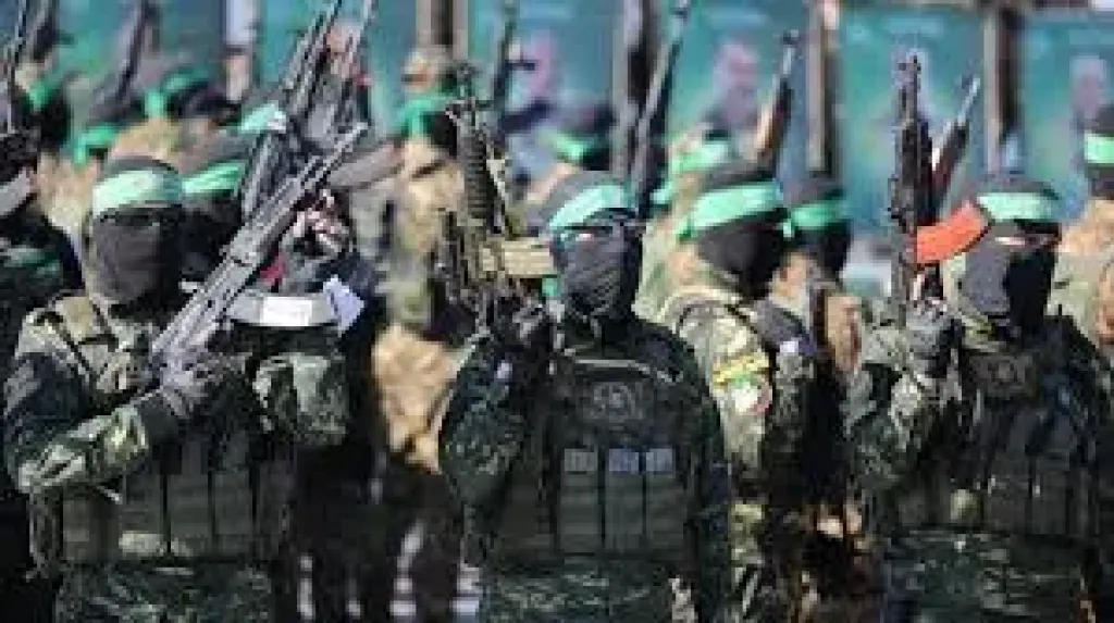 تسليم الأسرى بين حماس وإسرائيل يثير موجة غضب.. مشاهد ”استعراضات الأسرى” تقابلها مجازر متواصلة بحق نساء وأطفال غزة