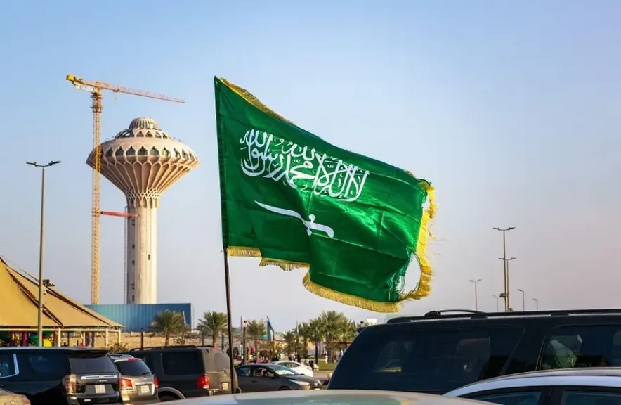 السعودية تُشدد العقوبات على المتعاملين مع مخالفي أنظمة الإقامة: السجن 15 عامًا وغرامة مليون ريال