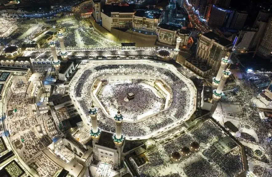 فاتورة كهرباء المسجد الحرام تثير تفاعلاً واسعًا: 15 مليون ريال شهريًا لتشغيل أكبر منظومة دينية في العالم -فيديو