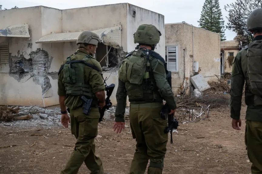 فاينانشال تايمز: إسرائيل تخطط لإحتلال غزة بمباركة إدارة ترامب.. وتوقعات بتهجير جماعي  إلى ”المنطقة الإنسانية”