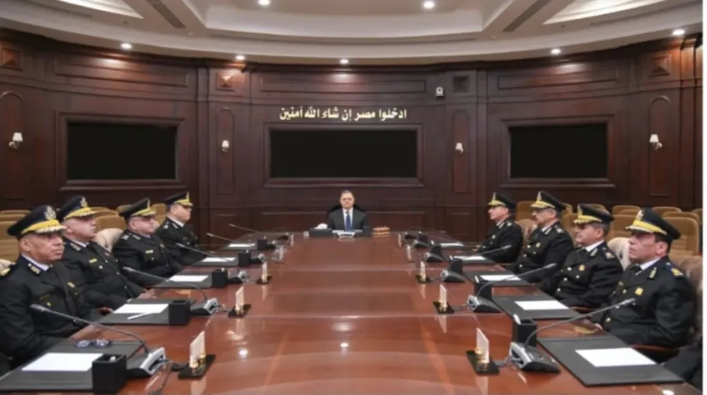 وزير الداخلية يجتمع بالقيادات الأمنية و يستعرض خطط تأمين عيد الفطر وشم النسيم ويشدد على الحسم والإنسانية
