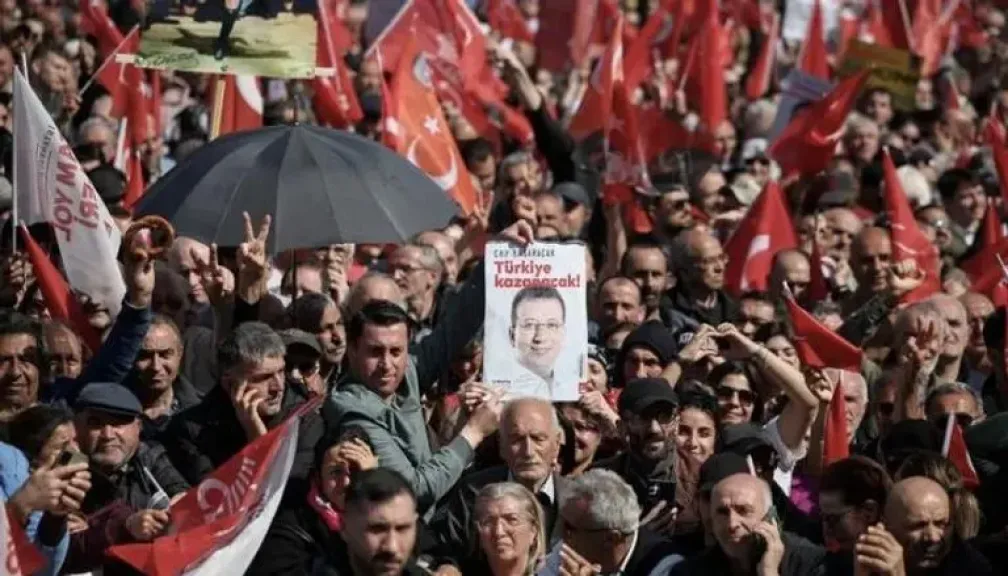 الحرية لإمام أوغلو: تركيا تهتز بمظاهرات غير مسبوقة بعد سجن عمدة إسطنبول والمعارضة تطالب بانتخابات مبكرة – أكبر احتجاجات منذ عقد تهدد حكم أردوغان