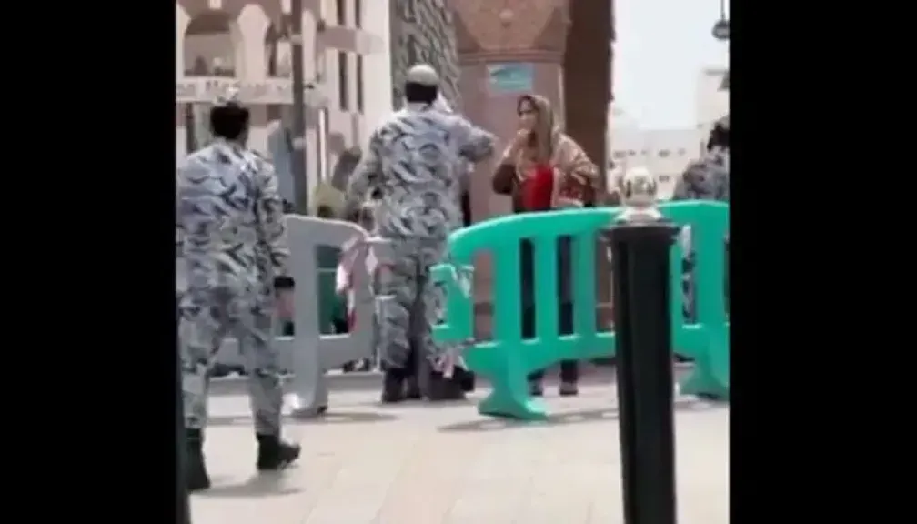 اعتداء غير مبرر في المسجد النبوي: جندي يصفع سيدة معتمرة والامن السعودي يحتجز السيدة !!...شاهد فيديو موثق للواقعة