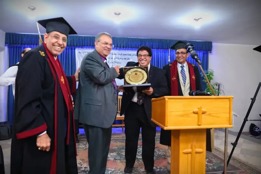 رئيس الطائفة الإنجيلية يشارك في حفل تخرج كلية اللاهوت بالعجمي ومحافظ المنيا يهنئ الرئيس السيسي بعيد الفطر المبارك