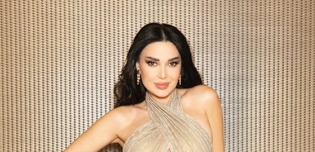 فستان ذهبي ورقصات مثيرة للجدل.. سيرين عبدالنور تُشعل الأجواء في حفل عيد الفطر بالأردن وتواجه اتهامات بتقليد هيفا وهبي
