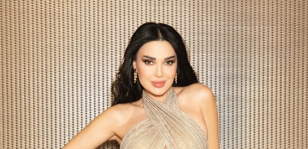 فستان ذهبي ورقصات مثيرة للجدل.. سيرين عبدالنور تُشعل الأجواء في حفل عيد الفطر بالأردن وتواجه اتهامات بتقليد هيفا وهبي