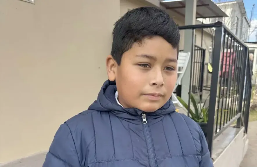 حكاية طفل تائه بين الحدود.. يبحث عن أشقائه بعد أن شاهد والدته تُقتل ووالده يُسجن