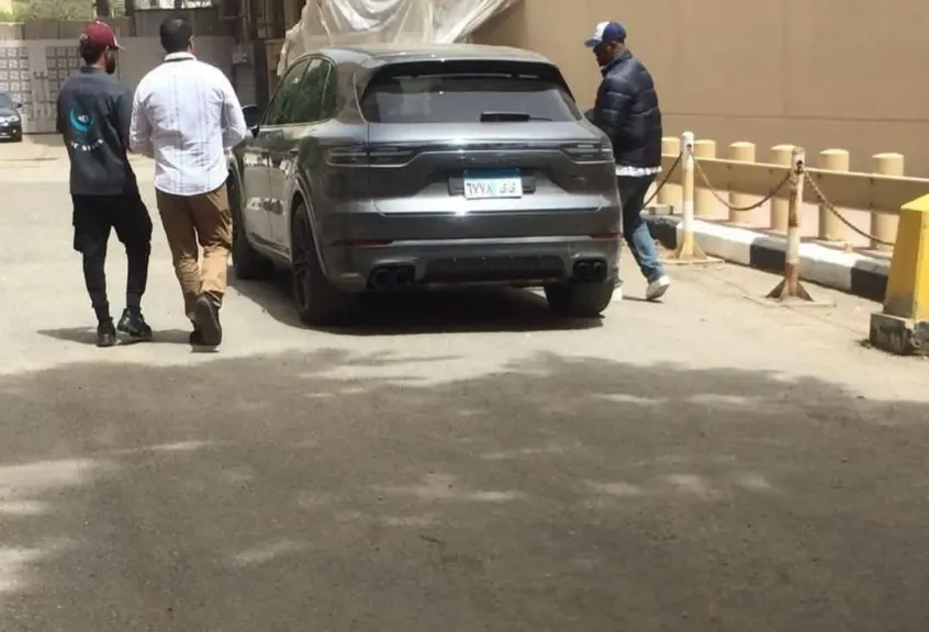 جروبات الزمالك تكذب ”زيزو” وتنشر صورة  أمام السفارة الأمريكية