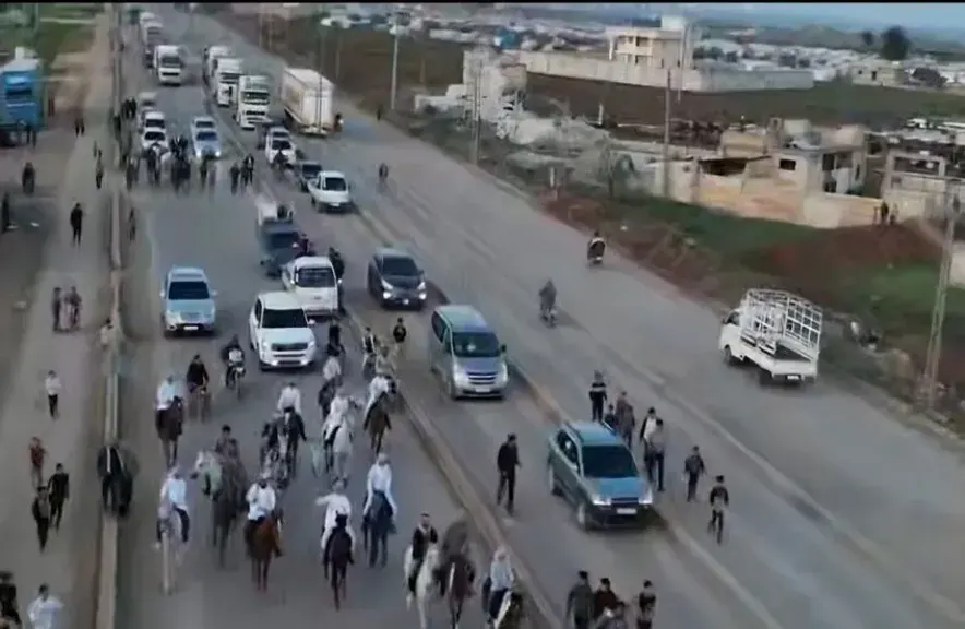 حجاج إسبان يصلون إلى سوريا على ظهور الخيل في طريقهم إلى مكة إحياءً لتراث الأجداد