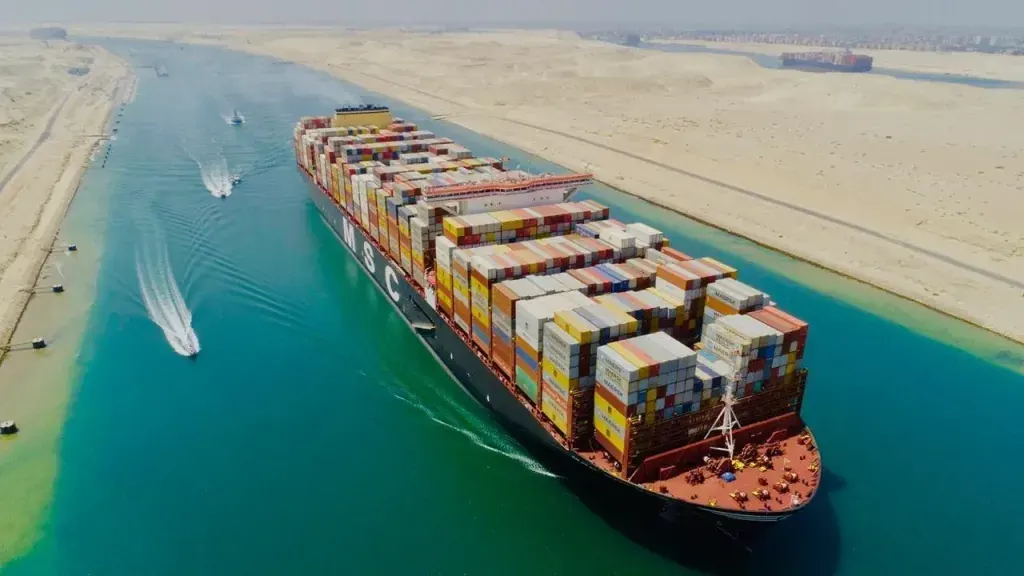 قناة السويس في مهب ”رسوم ترامب”.. كيف تُهدد التعريفات الجمركية مستقبل الشريان الملاحي الأهم بالعالم؟