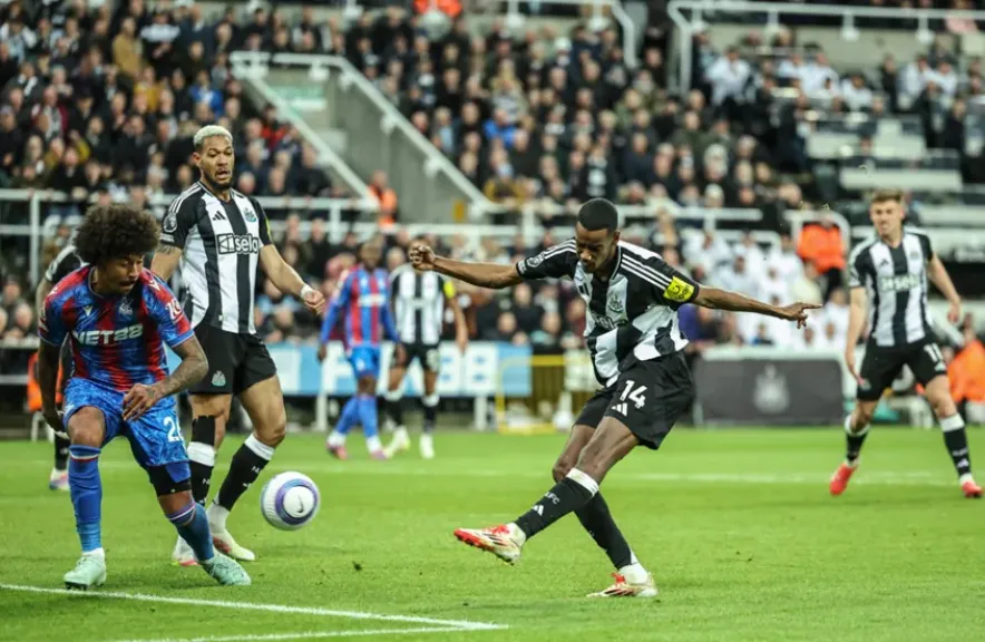 نيوكاسل يكتسح كريستال بالاس بخماسية نظيفة ويقترب من دوري الأبطال