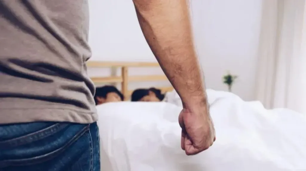 عاد  الزوج من الخليج ليكتشف أن  زوجته متزوجة عرفيًا من بائع وأنجبت منه طفلة في السر