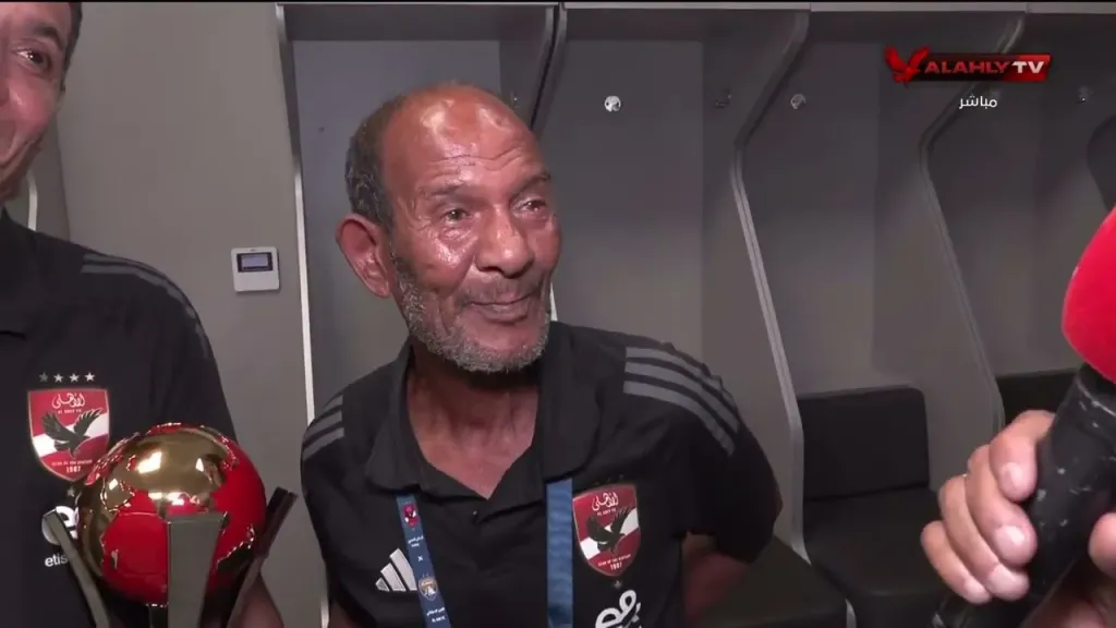 شاهد جماهير الاهلي في مباراة صن داونز ..... جماهير الأهلي تُحيّي عم حارث أقدم العاملين بالنادي --فيديو