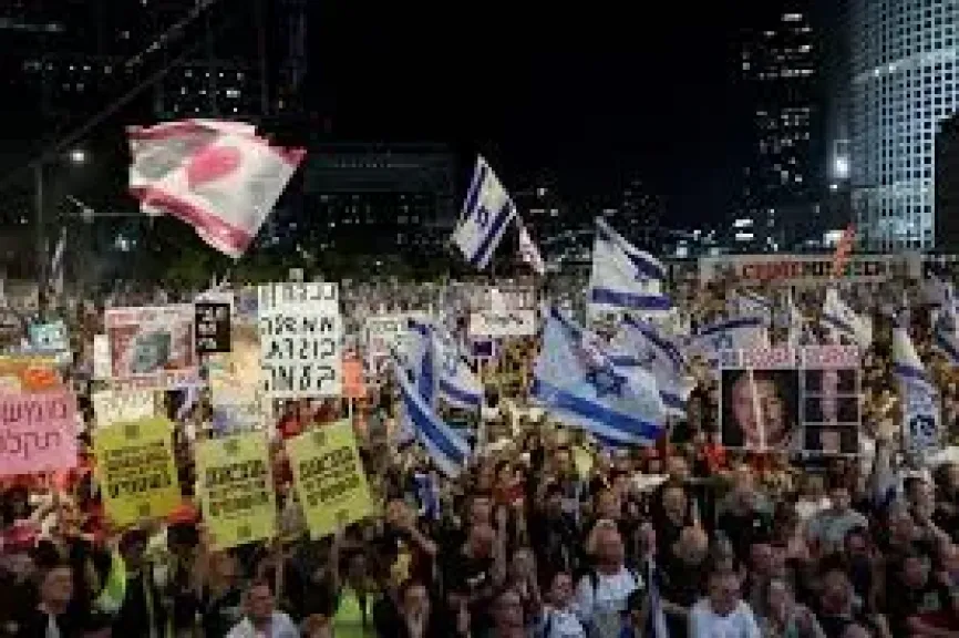 الفلسطينيون والإسرائيليون في مسارين متوازيين: رفض حكم حماس و عصبان ضد نتنياهو