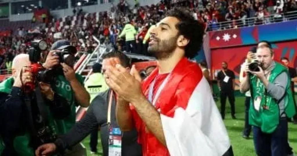 محمد صلاح يرفع علم مصر في ليلة التتويج.. فخر لكل مصري
