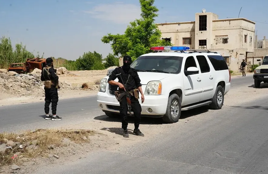 مقتل رئيس بلدية صحنايا وابنه بعد ساعات من دخول الأمن إلى المدينة.. والغموض يلف الجريمة