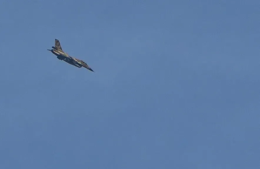 قصف عنيف يستهدف محيط القصر الرئاسي ومواقع عسكرية في عدة محافظات