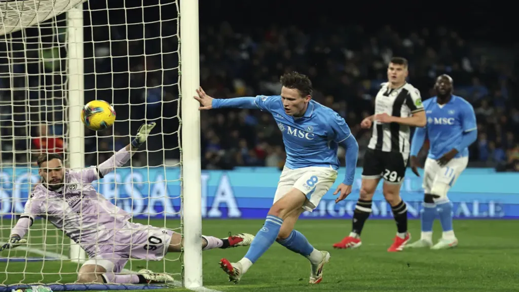 نابولي يعزز صدارته في الدوري الإيطالي بفوز ثمين على ليتشي