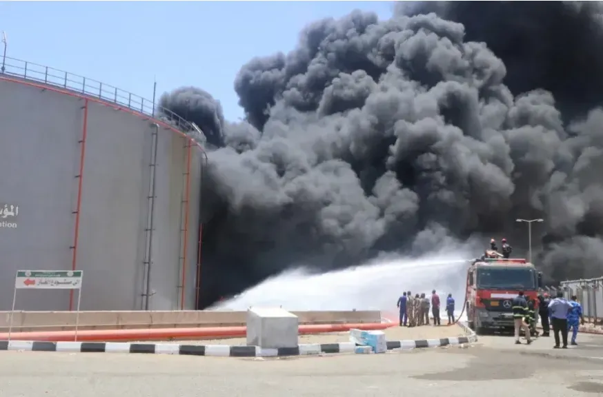 هجمات بطائرات  تضرب بورتسودان وتدمر أكبر مستودع وقود في السودان.. المساعدات الإنسانية في خطر