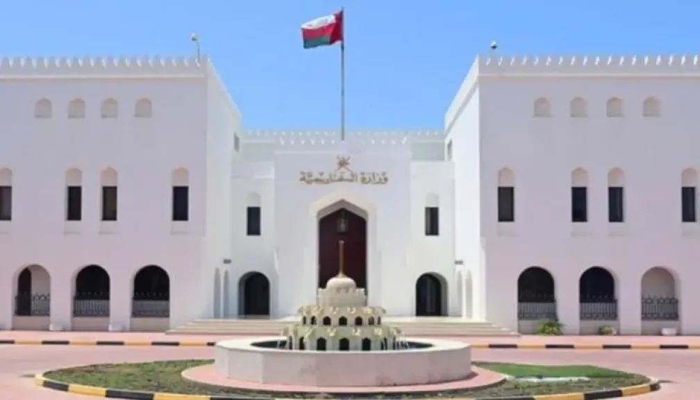 نجاح وساطة عُمان في وقف إطلاق النار بين أمريكا والحوثيين.. وترامب يصفه بـ”الاستسلام” ويستعد لإعلان إقليمي كبير