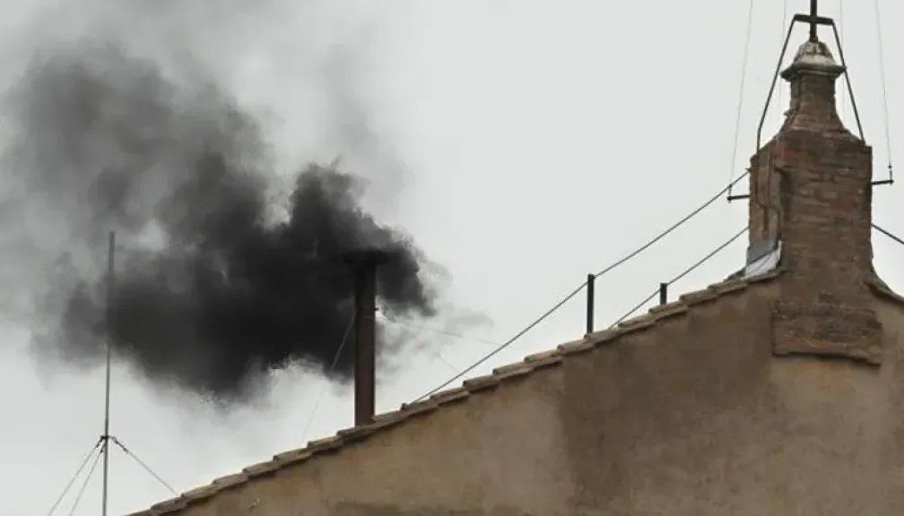 الدخان الأسود يعلو من كنيسة سيستين.. هكذا تُختار الباباوات في الفاتيكان عبر طقوس سرية عمرها قرون