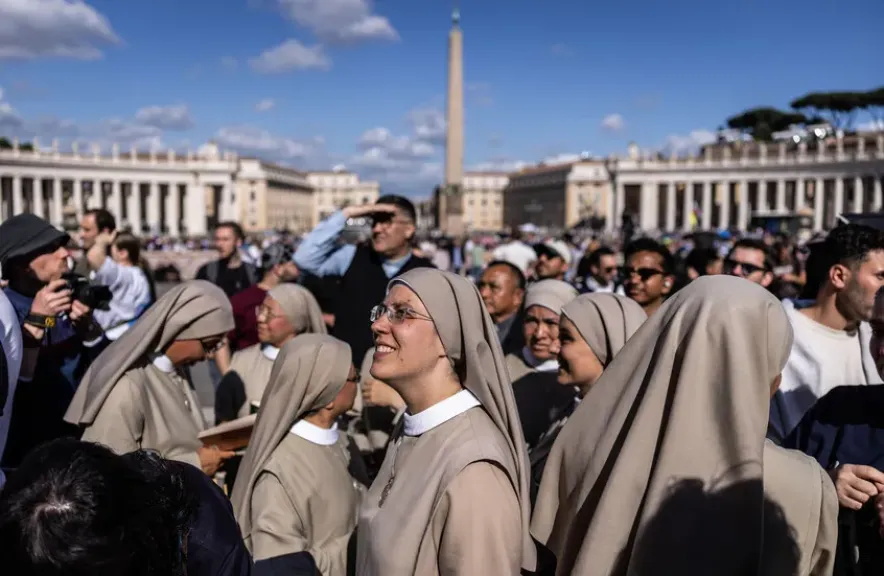 بالفيديو.. تصاعد الدخان الأبيض من كنيسة سيستينا بالفاتيكان إيذانًا بانتخاب البابا الجديد