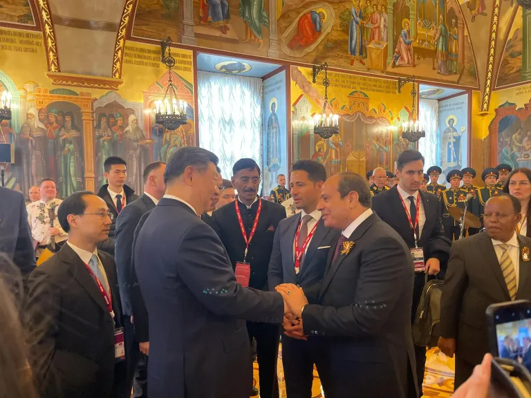 لقاء ودي بين السيسي وشي جين بينغ في موسكو خلال احتفالات عيد النصر الروسي