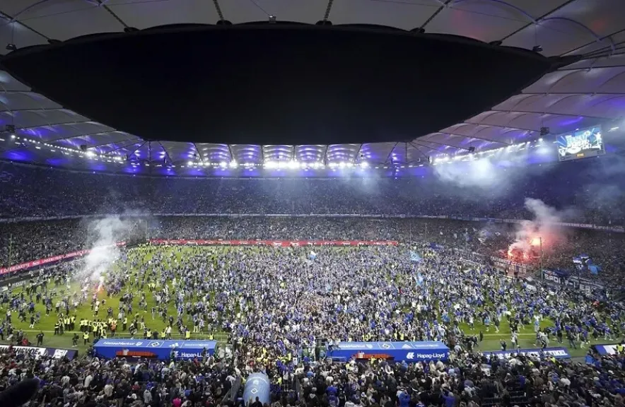 شاهد :فوضى واشتباكات دامية في احتفالات عودة هامبورغ إلى البوندسليغا.. إصابات وذعر داخل الملعب (فيديو)