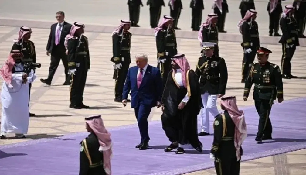 بالصور : استقبال أسطوري لترامب في السعودية.. مقاتلات ومدفعية  وقهوة عربية  علي انغام المجاعة في غزة