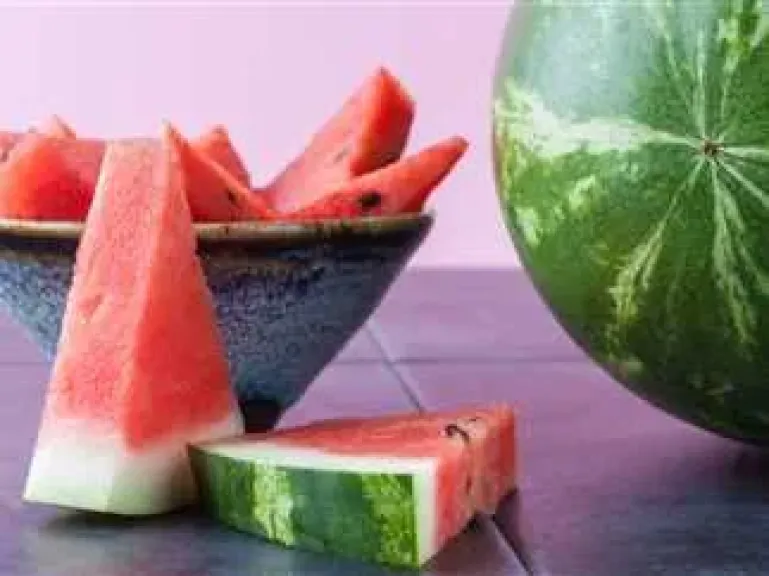 البطيخ ملك فواكه الصيف.. فوائد عديدة تدعم وظائف الجسم