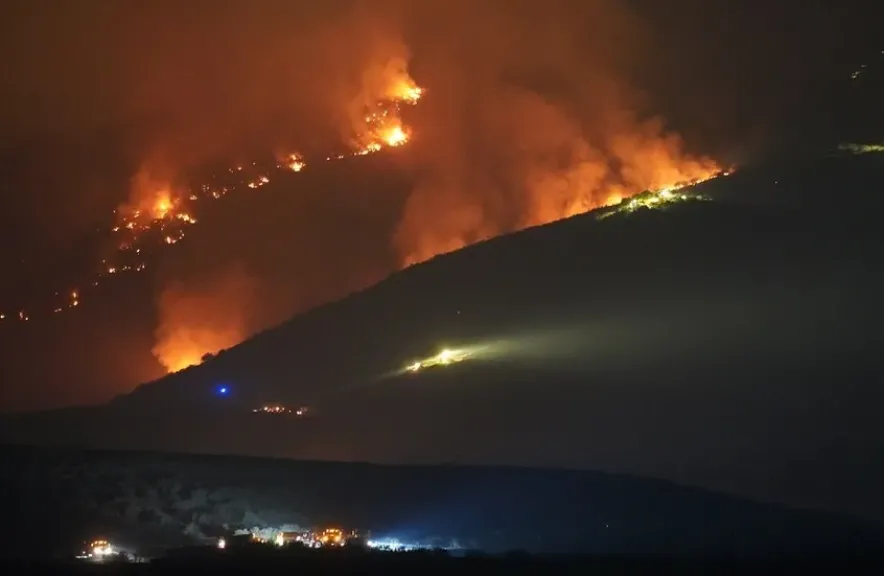 الاحتلال الإسرائيلي يشعل النار في ريف القنيطرة.. نيران متعمدة تحرق البساتين في كودنة