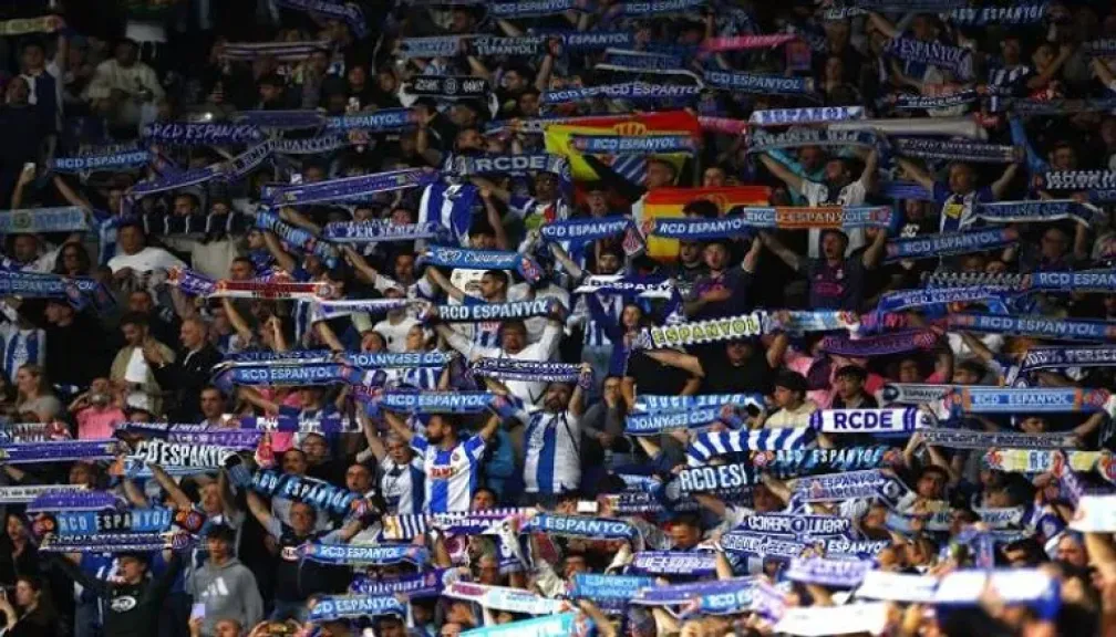 شاهد فيدبو الفوضى قبل ديربي كتالونيا بين برشلونة وإسبانيول.. إصابات بين الجماهير وقلق قبل حسم اللقب