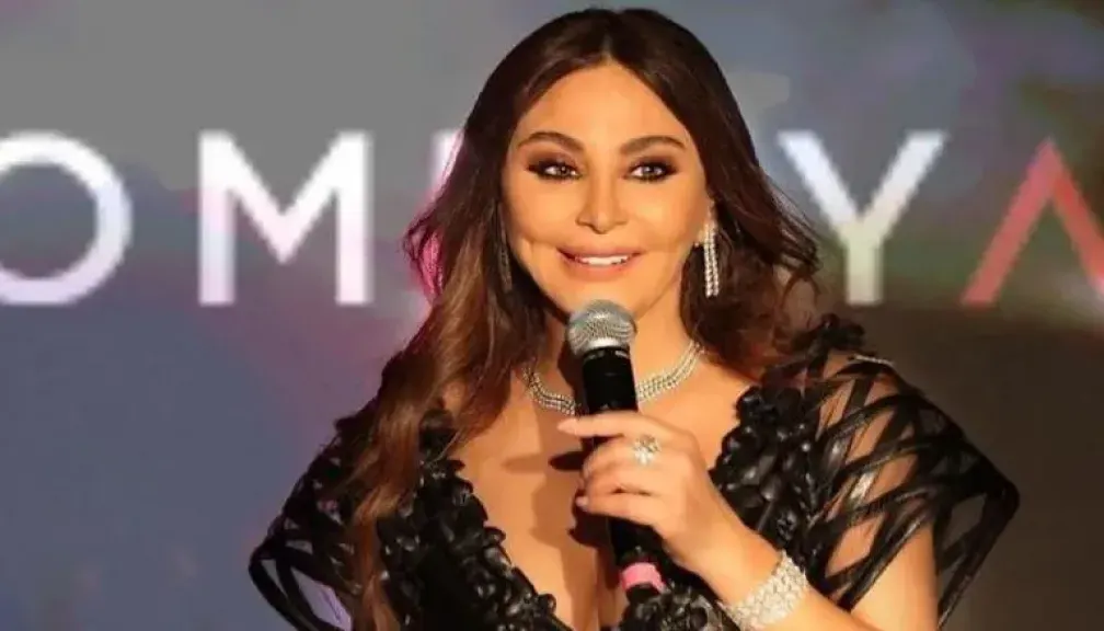 شاهد بالصور : تغير كبير في ملامح إليسا  خلال  العرض المسرحي ”كلّو مسموح”