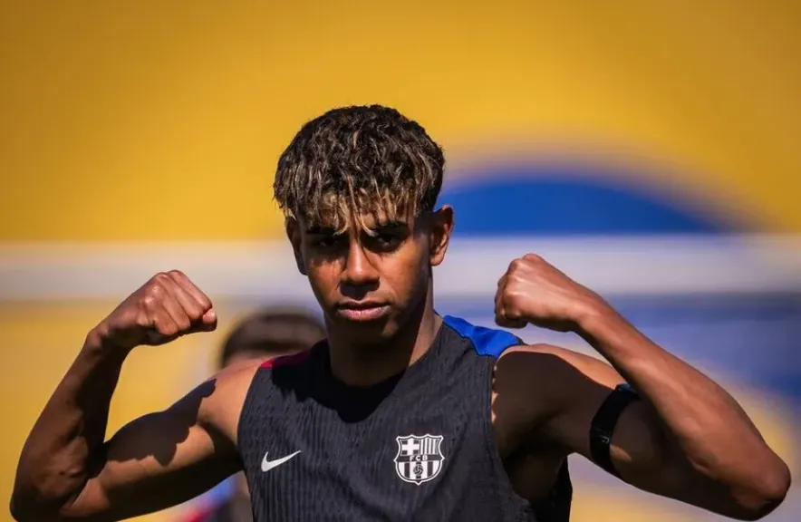 برشلونة يكافئ لامين يامال في عيد ميلاده الـ18. بعقد ”ملياري” وقميص ميسي التاريخي