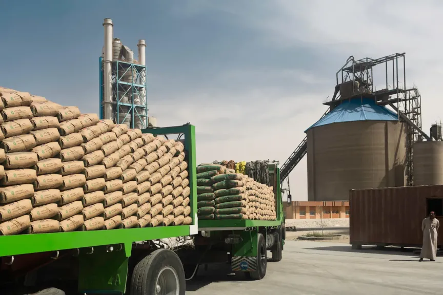 وصل لـ 4200 جنيه.. تعليق قرار خفض إنتاج الأسمنت يشعل الأسعار مجددًا
