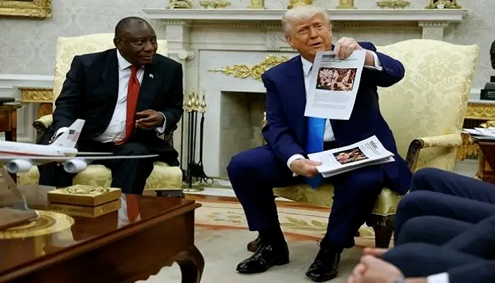 ترامب يكرر سيناريو زيلينسكي مع رامابوسا.. كيف حوّل البيت الأبيض الزيارة إلى منصة للدفاع عن ”البيض”؟