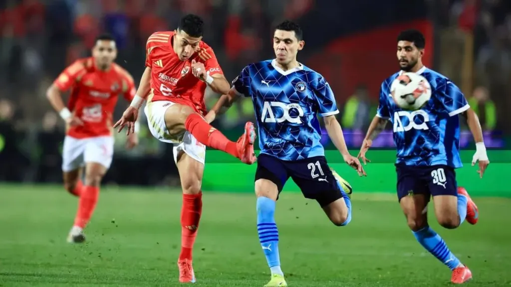 أحمد دياب يعلن تسليم درع الدوري عقب صافرة النهاية