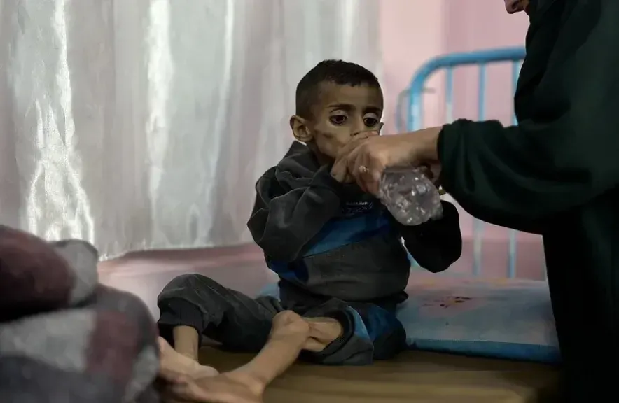 300 شخصية عامة في بريطانيا تطالب ستارمر بإنهاء ”تواطؤ” المملكة المتحدة في حرب غزة