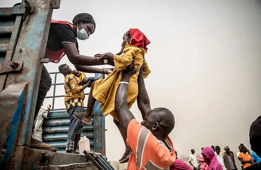 الجيش السوداني يحرر 71 طفلًا من قبضة الدعم السريع ويعيدهم إلى أسرهم وسط إشادة حقوقية
