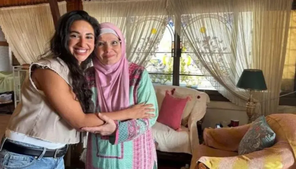 بالصور :آية سماحة تعتذر لمشيرة إسماعيل في منزلها.. تفاصيل مبادرة الصلح التي أنهت الخلاف بينهما