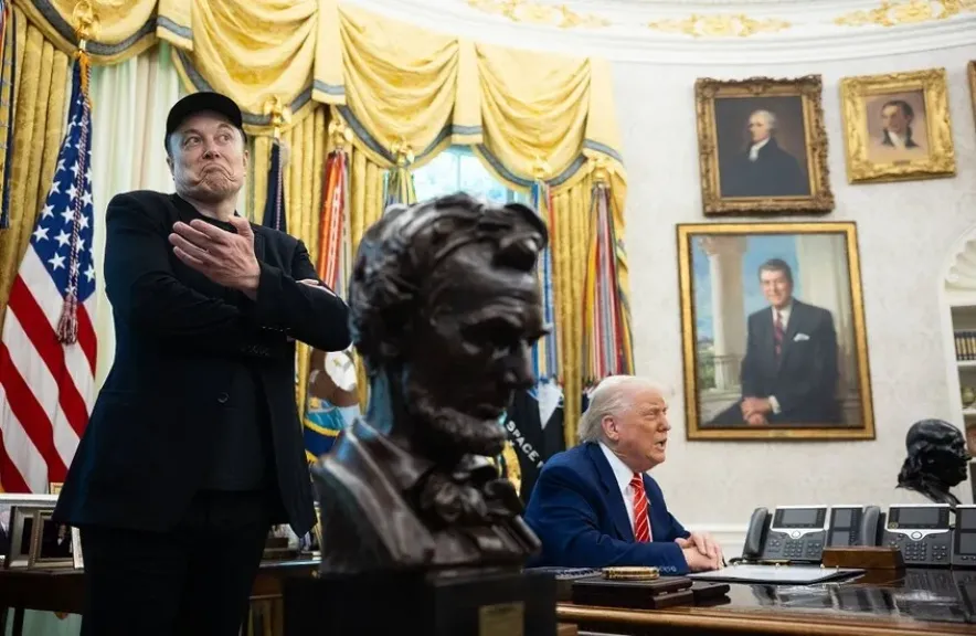 إيلون ماسك يفجر مفاجأة: يؤيد عزل ترامب ويطرح بديله