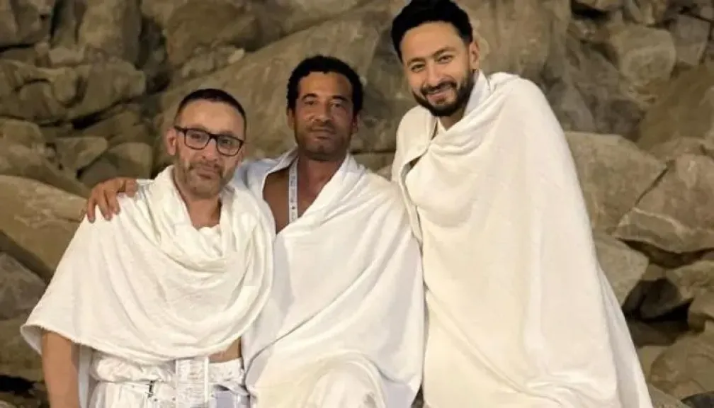 حمادة هلال يوثق رحلته الروحانية في الحج برفقة أحمد السقا وعمرو سعد