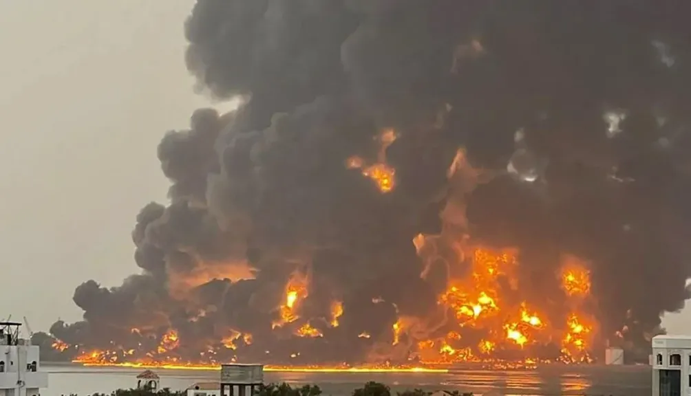 تصعيد خطير في البحر الأحمر.. إسرائيل تقصف ميناء الحديدة وتتوعد الحوثيين بحصار شامل