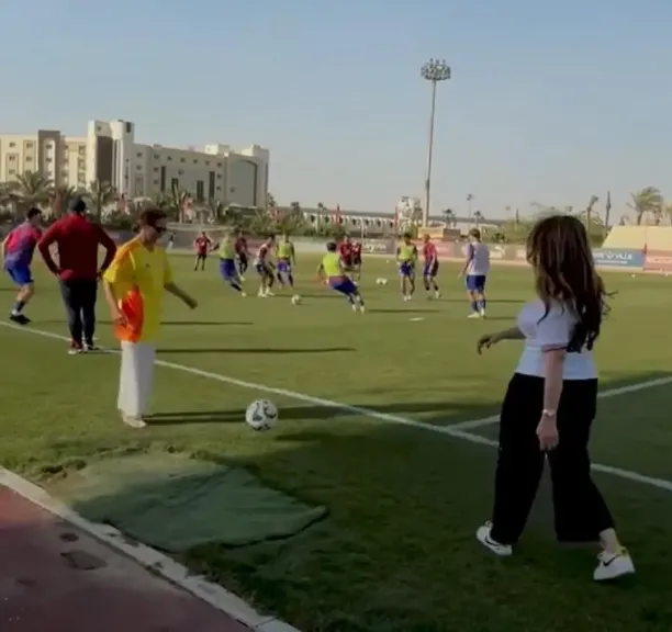 في ختام بطولة خوفو الدولية للشباب.. السفيرة الأمريكية تتفوق على الكولومبية في ”مباراة دبلوماسية” رمزية داخل ملعب 30 يونيو