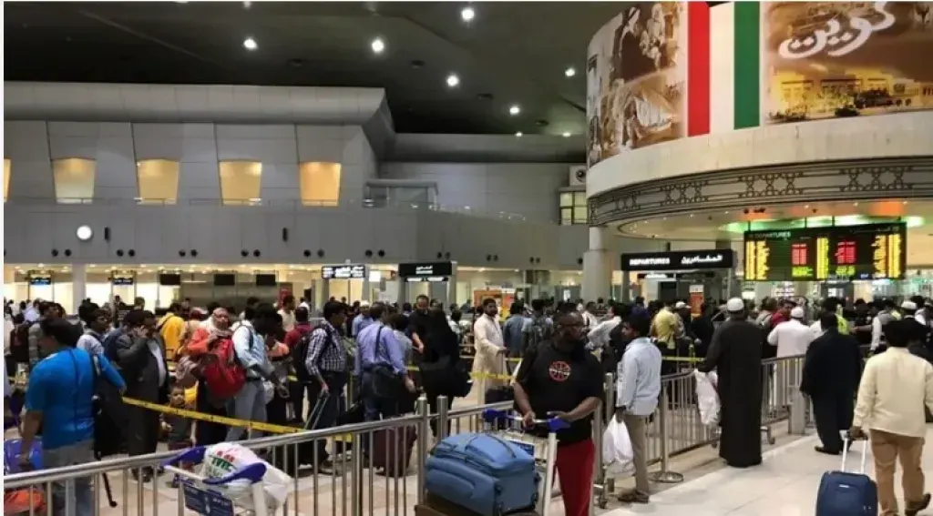 الكويت تُلزم الوافدين بالحصول على إذن من صاحب العمل قبل مغادرة البلاد اعتبارًا من يوليو 2025