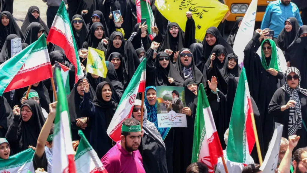 الإيرانيين يحتشدون في ساحة ”انقلاب” بطهران: الموت لإسرائيل وأمريكا.. وردنا قادم