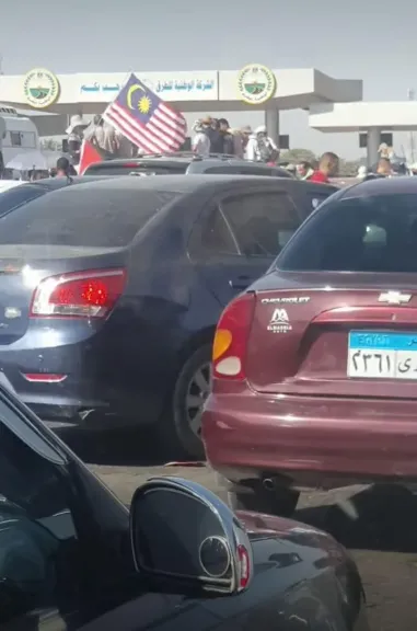 شاهد فيديو : استقبال المصريين لقافلة ”الخيانة”- ضرب بالأحذية